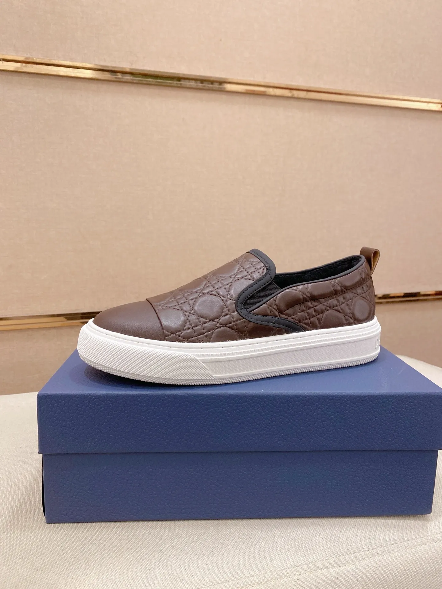Factory price: 380💰 (leather lining * velvet lining optional) [Dior·Dio*] new casual sports style men's shoes, brand new design, perfect workmanship, slip-on lazy style to create cabinet quality, upper: imported first-layer cowhide, sheepskin lining is soft and comfortable, ultra-light rubber wear-resistant outsole, simple, versatile men's shoes, size: 39-44. Can be customized.45.46.47